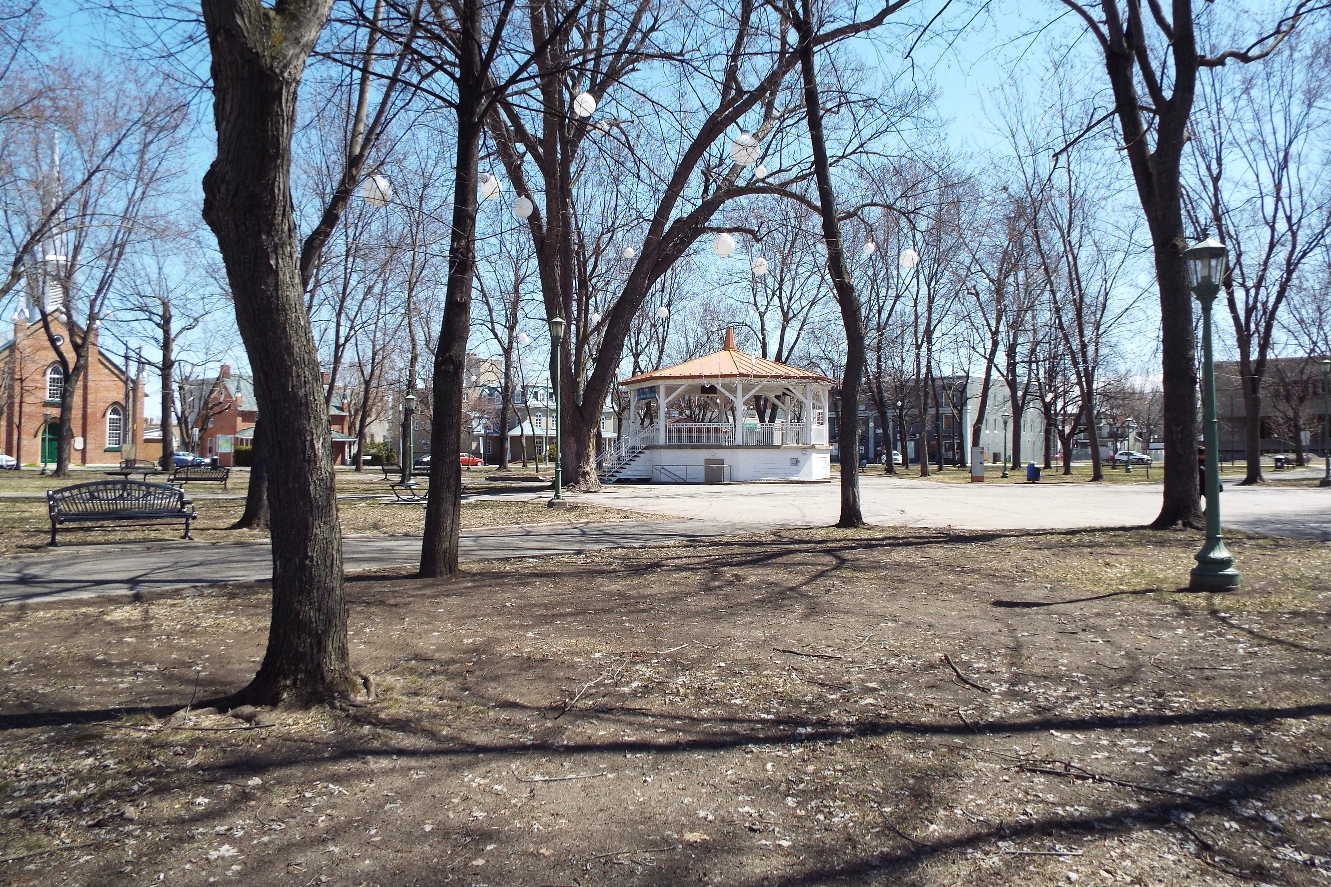 En période de confinement au carré royal de Sorel-Tracy - Avril 2020 photo numérique 100x70cm (39x26po)